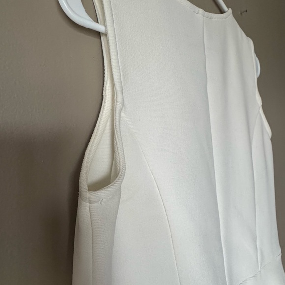 EUC NEW Simply Styled Cream Sleeveless Top Stretchy Ribbed V Neck Fitted Tank - Picture 9 of 9